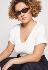 Vero Moda Curve VMAYA V-NECK NOOS CURVE - T-shirts basic - snow white