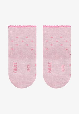 Chaussettes de cheville roses avec une texture en tricot léger, dotées d'un motif à pois en rose foncé et d'un revers festonné. La marque est visible sur la semelle.