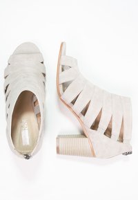 Pier One Varrelliset sandaalit - light grey