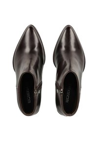 Stivali ankle in pelle marrone con punta affusolata, dettagli di zip laterale e texture liscia. Design minimalista con una silhouette elegante.