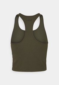 Camiseta deportiva sin mangas verde oliva con textura acanalada, diseño de espalda racer y un logo sutil en la parte superior de la espalda. Bordes sin costuras y corte ajustado.