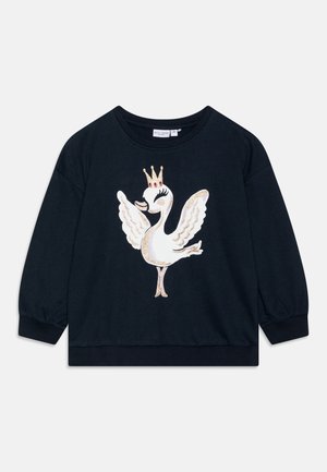 Sort sweatshirt med lange ærmer med et centralt motiv af en hvid svane prydet med en guldkrone og glitrende detaljer.