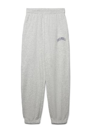Pantaloni della tuta grigio chiaro con vita e polsini elasticizzati, con la scritta "SANTA MONICA" stampata in blu navy sulla parte superiore della coscia sinistra.