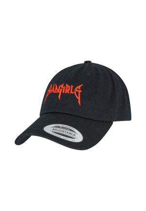 Sort baseball cap med justerbar rem, der har kraftig rød "BAD GIRLS" broderi foran og en buet skygge.