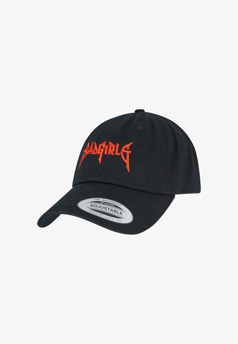Melns beisbola cepure ar regulējamu siksnu, uz priekšpuses ar izteiksmīgu sarkanu izšuvumu "BAD GIRLS" un izliekto viziera daļu.