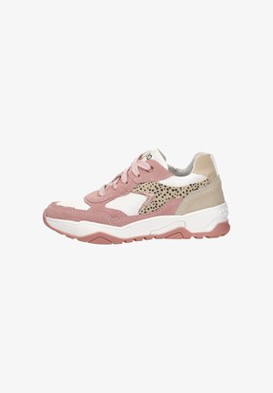 Dikke sneaker met roze suède, wit mesh, beige hiel en een zwart polkadotpatroon aan de zijkant, met roze veters en een gestructureerde zool.