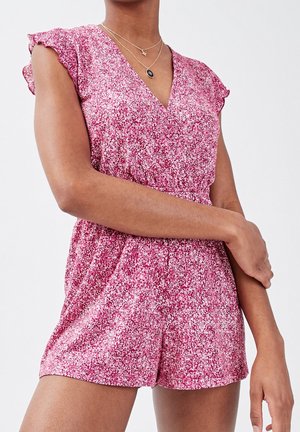 Romper à motif floral rose avec des manches courtes à volants, décolleté en V et taille élastique. Tissu léger avec un aspect légèrement texturé.