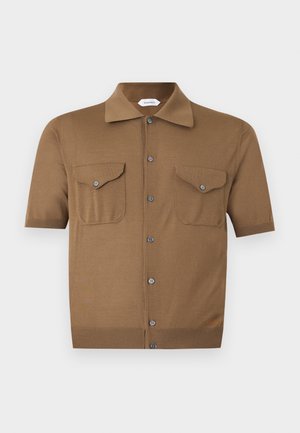 Καφέ πουκάμισο με κοντά μανίκια και κουμπιά, με δύο τσέπες στο στήθος και μυτερό γιακά, κατασκευασμένο από πλεκτό ύφασμα.