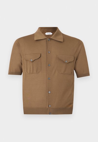Καφέ πουκάμισο με κοντά μανίκια και κουμπιά, με δύο τσέπες στο στήθος και μυτερό γιακά, κατασκευασμένο από πλεκτό ύφασμα.