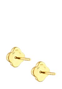 Ein Paar goldene Ohrstecker in Form von vierblättrigen Kleeblättern mit den Gravuren "925" und "JGJ AQ" auf der Rückseite.