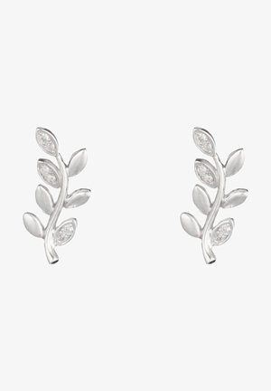 Boucles d'oreilles argentées en forme de feuille avec une surface texturée et de petites pierres claires incrustées, présentant un design de branche courbée.