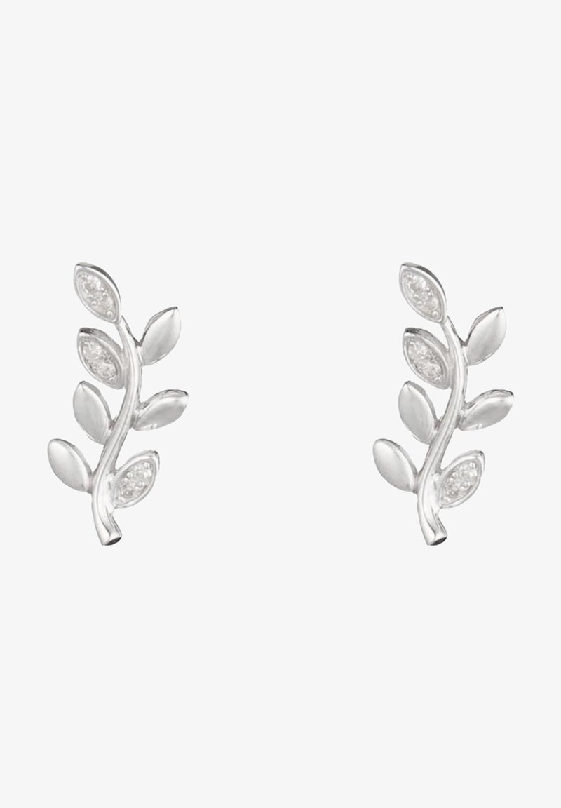 Boucles d'oreilles argentées en forme de feuille avec une surface texturée et de petites pierres claires incrustées, présentant un design de branche courbée.