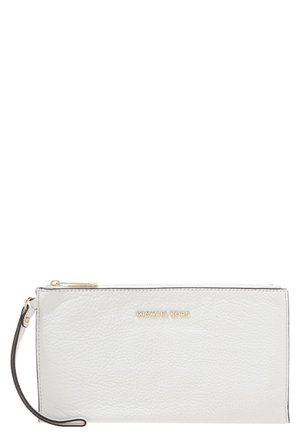 Pochette bracelet en cuir blanc texturé avec fermeture éclair dorée et logo Michael Kors, avec une boucle de sangle noire sur le côté.