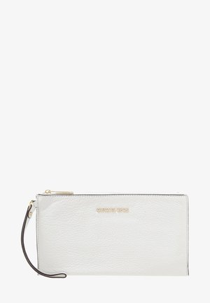 Pochette bracelet en cuir blanc texturé avec fermeture éclair dorée et logo Michael Kors, avec une boucle de sangle noire sur le côté.