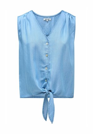Top sin mangas de denim azul claro, con escote en V, botones en la parte delantera y un nudo a la altura de la cintura, con una textura suave.