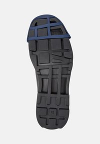 Suela de un zapato con una superficie de goma negra texturizada y un diseño estructurado, con un acento azul en el talón y tamaño 42 marcado.