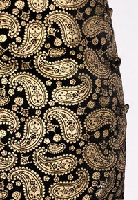 Țesătură neagră cu modele elaborate de paisley aurii, împodobită cu accente florale. Textură fină cu un design bogat și detaliat.