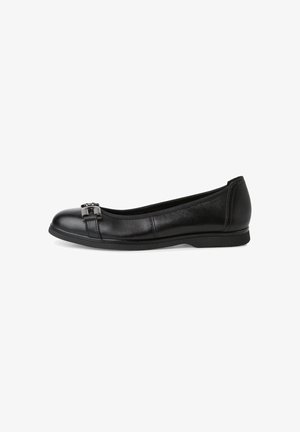 Ballerine in pelle nera con punta arrotondata, inserto decorativo a forma di fibbia, texture liscia e tacco in gomma basso. Vista laterale, design minimalista.