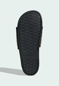 Czarna, sportowa podeszwa sandałów z teksturowanej gumy, z diamentowym wzorem i wytłoczonym logo "adidas". Płaski design, bez obcasa.