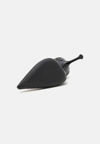 Sorte spidse tå sko med en blank patentfinish, struktureret stofdetalje og en slank stiletto hæl. Har dekorative nitter langs kanten.