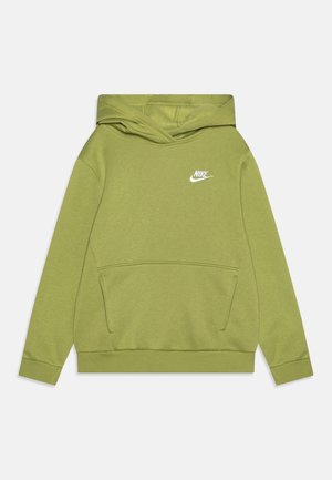 Zielona bluza z kapturem wykonana z miękkiego materiału, z kieszenią typu kangur, ściągaczami na mankietach i haftowanym białym logo Nike na klatce piersiowej.
