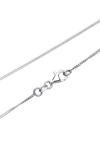 Silberne Halskette mit Karabinerverschluss und kleinen Verbindungsringen vor weißem Hintergrund.