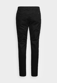 Černé bavlněné kalhoty slim fit, s dvěma zadními kapsami na knoflíky a hladkou texturou.