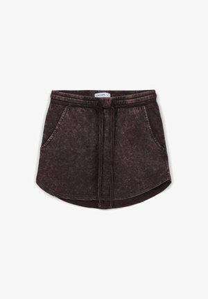 Shorts en mélange de coton couleur marron foncé avec taille à cordon, deux poches latérales et ourlet arrondi. Apparence texturée et décolorée sur l'ensemble.