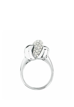 Anello in argento con design intrecciato, con un grappolo di piccole pietre preziose rotonde e trasparenti sulla parte superiore.