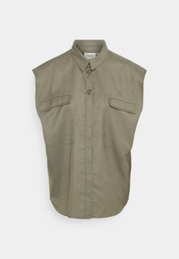 Khaki koszula z krótkim rękawem z kołnierzykiem, z zapięciem na guziki i dwoma kieszeniami na piersi. Wykonana z gładkiego, lekkiego materiału.