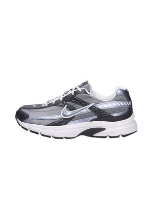 Graue und schwarze Sportschuhe mit einem Obermaterial aus Mesh, reflektierenden Akzenten und einer weißen Zwischensohle mit einer strukturierten schwarzen Außensohle. Schnürsenkel sind enthalten.