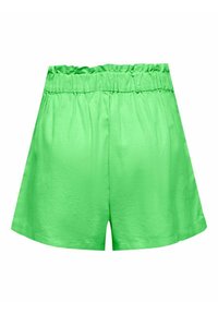 Pantalones cortos verdes hechos de una tela ligera. Cuentan con una cinturilla elástica y un diseño simple y holgado, sin adornos adicionales.
