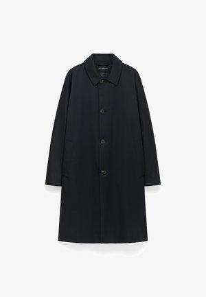 Zwarte jas met een kraag, vijf knopen aan de voorkant, zijzakken en een rechte snit, gemaakt van een gladde stof met een matte afwerking.