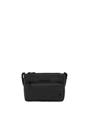 Borsa a tracolla rettangolare nera con tasca frontale con zip e tracolla regolabile, design minimalista e logo discreto sul davanti.
