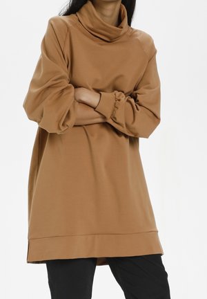 Haut marron surdimensionné à col bénitier avec manches longues bouffantes, poignets élastiques et ourlet droit, confectionné dans un tissu lisse.