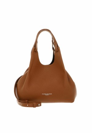 Borsa a mano in pelle marrone con una finitura testurizzata, forma curvata e ampia apertura. Dotata di due manici e una tracolla rimovibile.