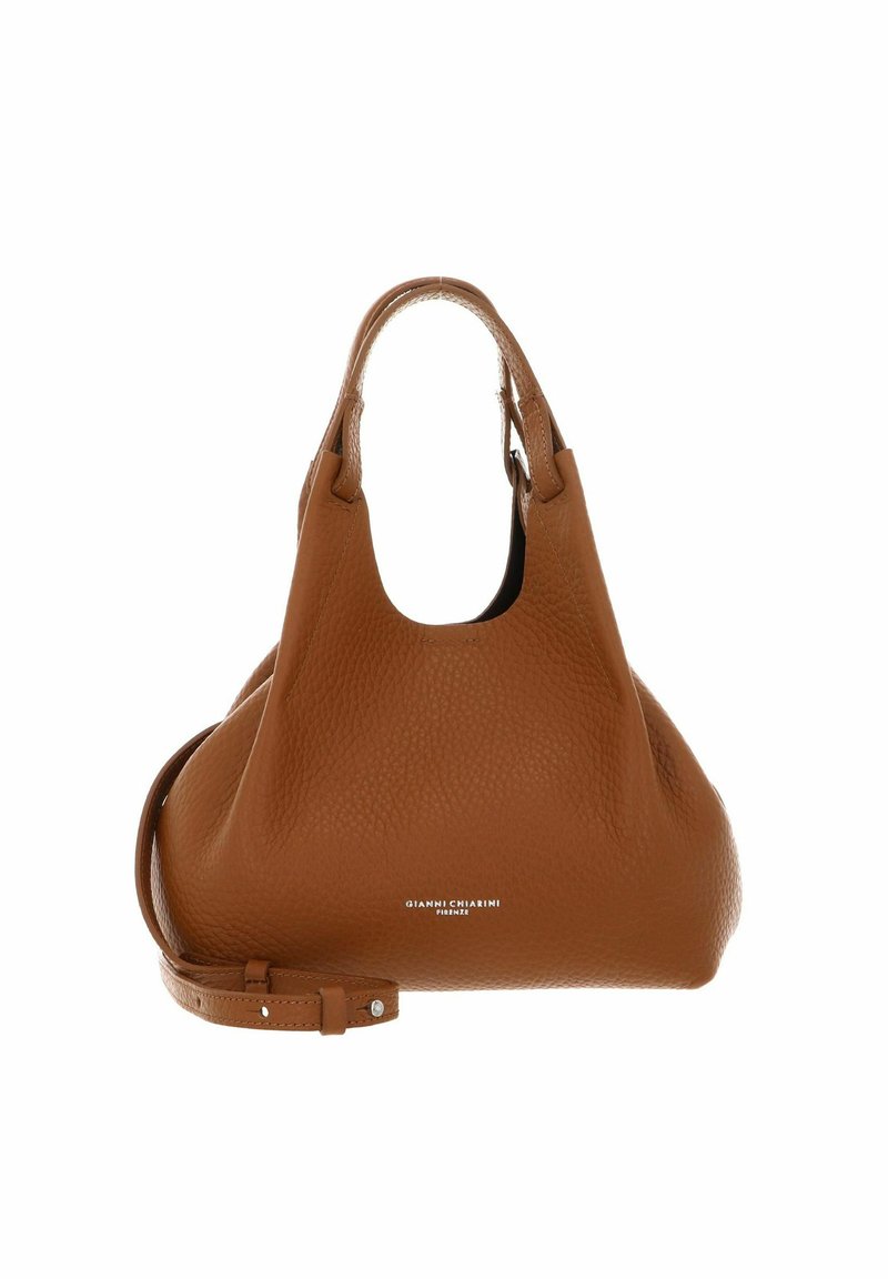 Bolso de mano de cuero marrón con un acabado texturizado, forma curvada y una apertura amplia. Presenta dos asas y una correa de hombro desmontable.