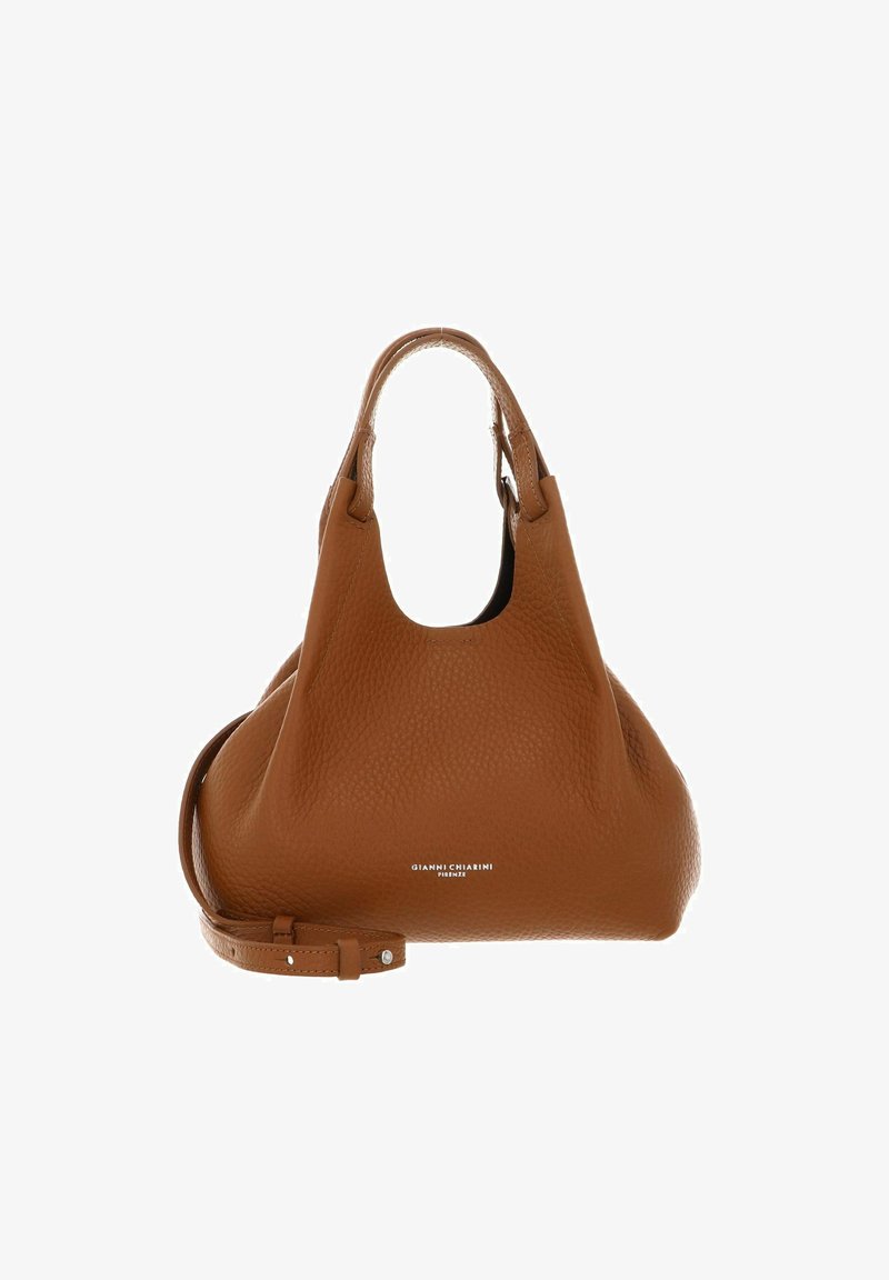 Bolso de mano de cuero marrón con un acabado texturizado, forma curvada y una apertura amplia. Presenta dos asas y una correa de hombro desmontable.