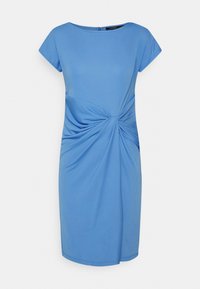 Abito blu a maniche corte realizzato in tessuto morbido, caratterizzato da un dettaglio a nodo torcigliato in vita e un colletto rotondo. Chiusura con zip sul retro.