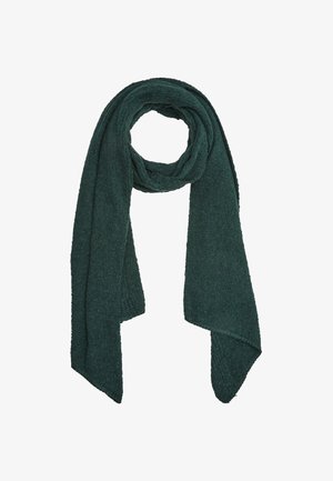 Écharpe tricotée vert foncé pliée en une boucle avec deux extrémités pendantes sur fond blanc.