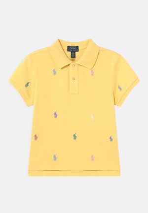 Polo jaune à manches courtes avec petits logos brodés multicolores et deux boutons sous le col de Polo Ralph Lauren.
