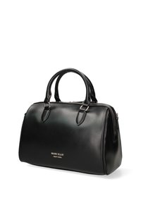 Sac à main en cuir noir de forme arrondie, avec doubles poignées supérieures, accents en métal argenté et nom de la marque embossé sur le devant. Fermeture éclair.