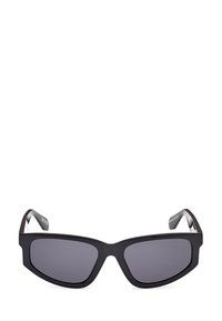 Černé sluneční brýle s úhlovým, geometrickým rámem. Tmavě šedé čočky s mírným gradientem. Hladký plastový materiál a solidní černé stranice.