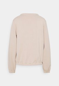 Beżowy sweter z długimi rękawami, elastycznymi mankietami i marszczonym dołem. Gładka faktura oraz prosty, okrągły dekolt.