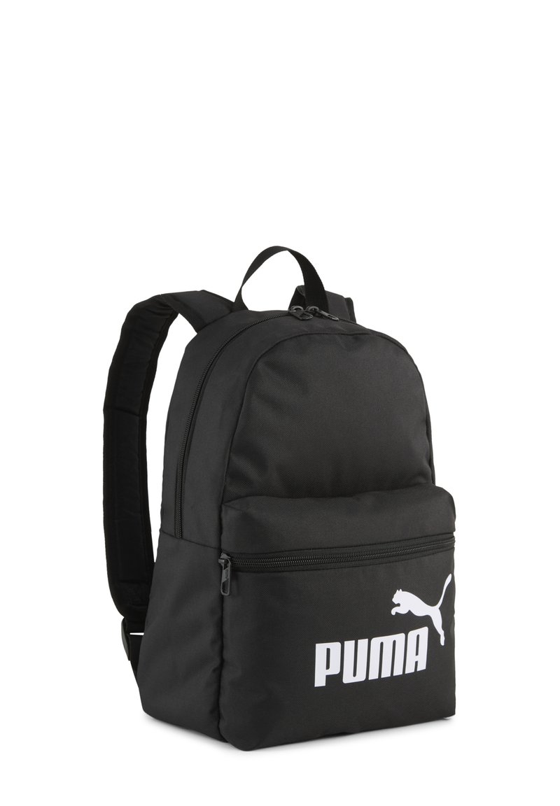 Mochila de tela negra con correas acolchadas, parte superior redondeada, bolsillo delantero con cremallera y gran logo blanco de Puma en la parte frontal. Textura suave, diseño minimalista.
