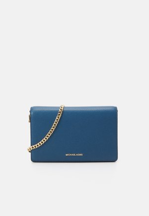 Blå Michael Kors læderclutch med guldkæde og guldlogo foran, vist på en ensfarvet hvid baggrund.