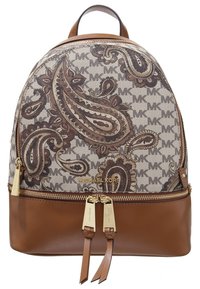 Zaino Michael Kors con base in pelle marrone, tessuto con stampa paisley, zip dorate e logo sul fronte.