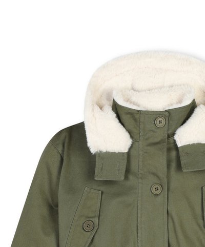 Veste de couleur vert olive avec un col en fausse fourrure blanche, dotée de deux poches avant et d'une fermeture à bouton. Tissu texturé.