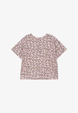 Korte mouwen, roze T-shirt met bloemenpatroon met groene stelen en kleine paarse bloemen; ronde halslijn en een relaxte pasvorm.
