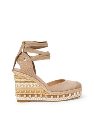 Beige sleehak espadrille met gevlochten jutezool, gesloten neus en enkelbandje op witte achtergrond.